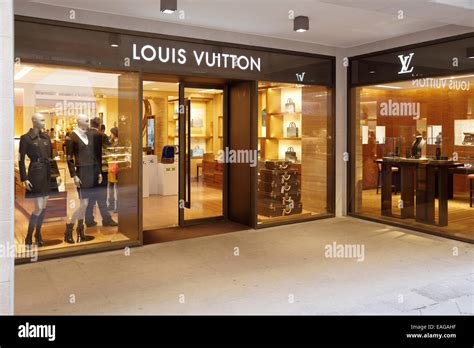 negozi louis vuitton a avignone|Louis Vuitton venezia italy.